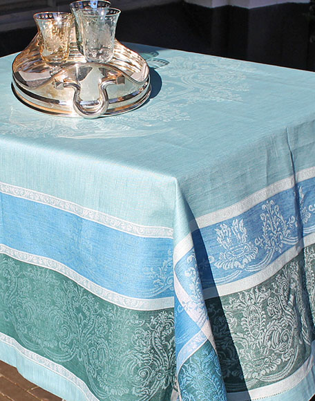 Tafelkleed Vicento kleur turqoise van linnen met klassieke print bij interieurwinkel frederik premier in den haag